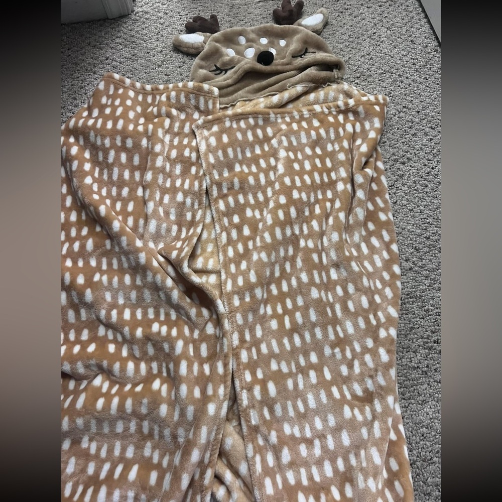 NWOT Deer hooded blanket